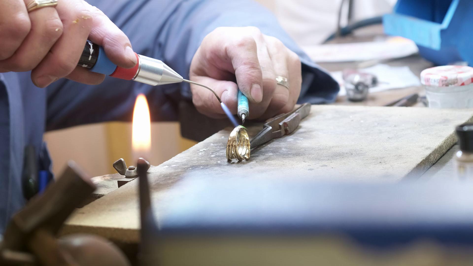 Places that on sale engrave jewelry