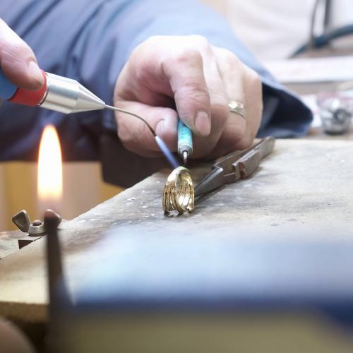 Jewelers that engrave near me shop